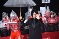 ファンたちの「かっこいい！」という声援に照れ笑いする斎藤工。