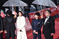 長澤まさみ（中央左）から、樋口真嗣（右）との相合い傘が「トトロみたい」だと言われた有岡大貴（中央右）。