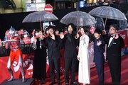 斎藤工ら“ウルトラマンサイズ”全長60mを歩く、有岡大貴は初レッドカーペットに笑顔