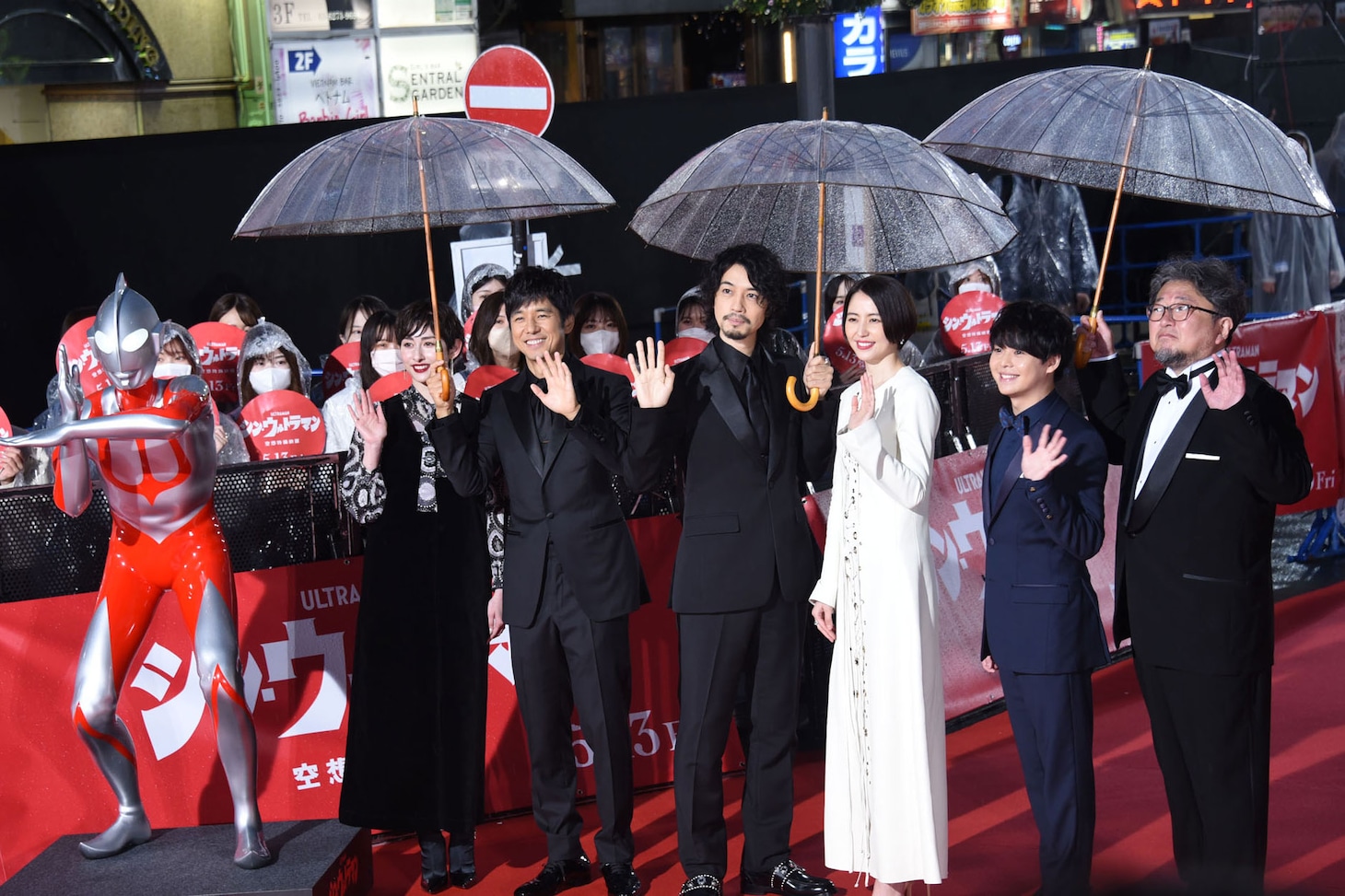 「シン・ウルトラマン」レッドカーペットイベントにて、左からウルトラマン、早見あかり、西島秀俊、斎藤工、長澤まさみ、有岡大貴、樋口真嗣。
