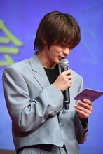 質問を読む神尾楓珠。