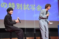 神尾楓珠（右）の「笑顔がかわいい」発言にはしゃぐ佐野晶哉（左）。