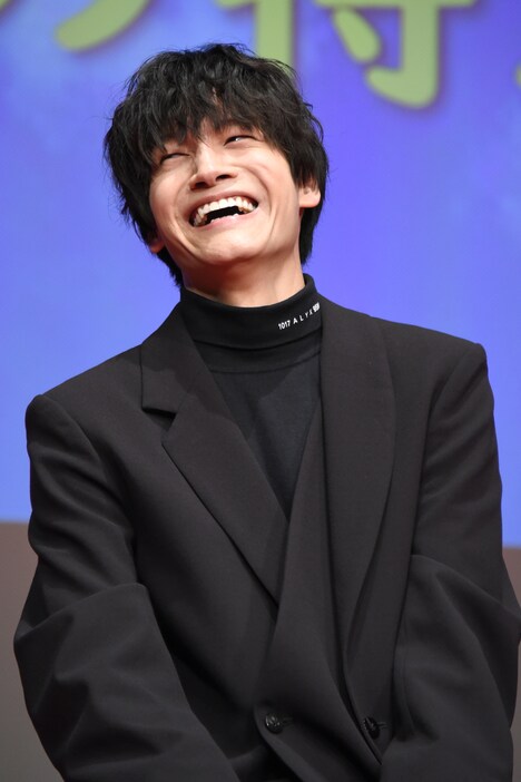 「俺と付き合う？」とキメ顔で聞いたあと、会場のざわつきぶりに思わず照れる佐野晶哉。