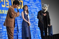 Kamikaze Boy（右）が映画への感動をジェスチャーで表現する様子を見て、喜ぶ窪田正孝（左）。