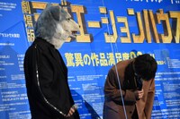 Jean-Ken Johnny（左）に感謝の最敬礼をする窪田正孝（右）。