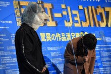 Jean-Ken Johnny（左）に感謝の最敬礼をする窪田正孝（右）。