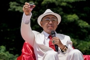 先生役の山本直樹。