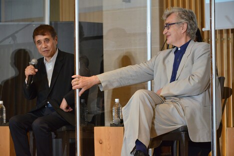 安藤忠雄（左）の冗談に反応するヴィム・ヴェンダース（右）。