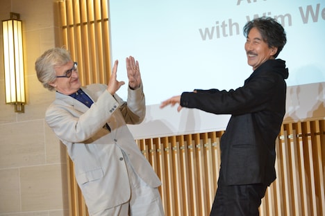 ふざけるヴィム・ヴェンダース（左）、役所広司（右）。