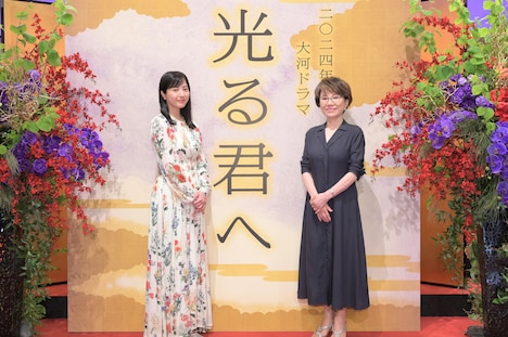 左から吉高由里子、大石静。