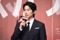 挨拶をするディーン・フジオカ。