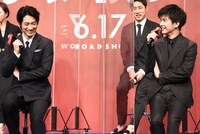 キャストが話すエピソードに笑顔を見せるディーン・フジオカ（左）と岩田剛典（右）。