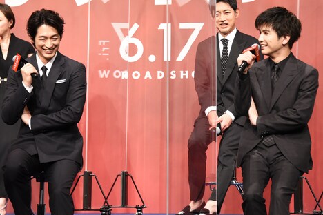 キャストが話すエピソードに笑顔を見せるディーン・フジオカ(左)と岩田剛典(右)。