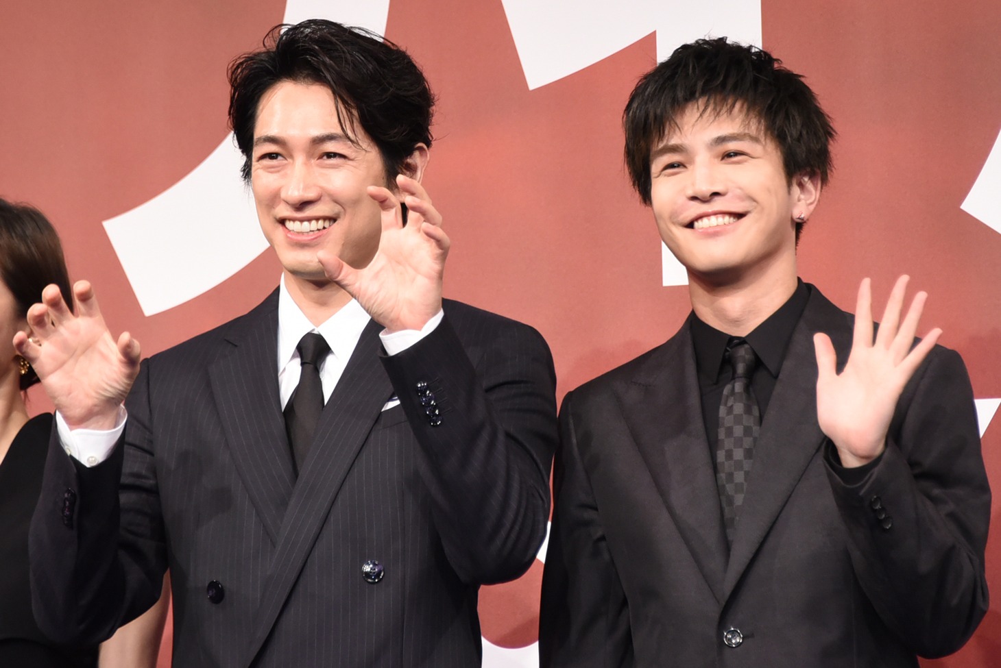 左からディーン・フジオカ、岩田剛典。