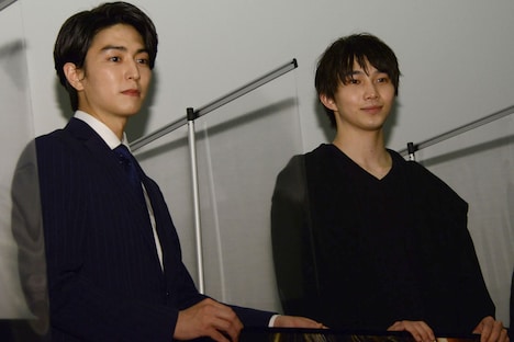 左から稲葉友、遠藤健慎。