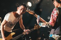 Hulu「あなたに聴かせたい歌があるんだ」より。(c)HJホールディングス