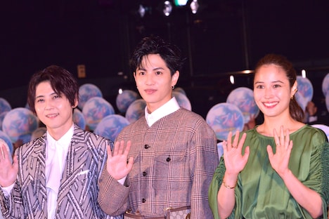 左から梶裕貴、志尊淳、広瀬アリス。