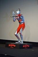 ウルトラマンの立像。