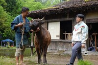 リー・カンション（左）を演出する蔦哲一朗（右）。