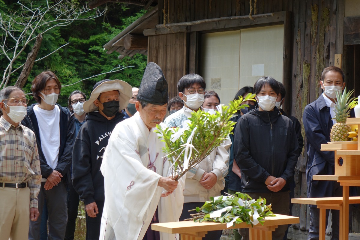 「黒の牛」祈願儀式の様子。