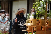 祈願儀式を行うリー・カンション。