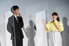 左から松坂桃李、多部未華子。