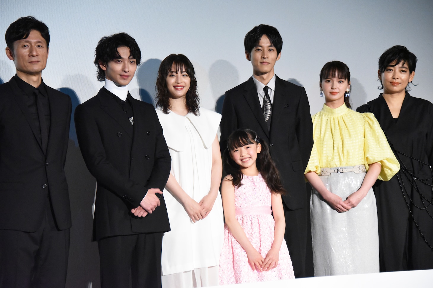 「流浪の月」初日舞台挨拶の様子。左から李相日、横浜流星、広瀬すず、増田光桜、松坂桃李、多部未華子、内田也哉子。