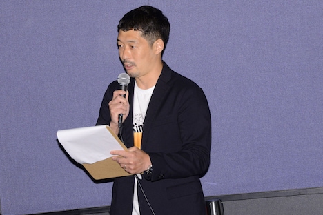 舞台挨拶の司会進行を自ら務めた綾部真弥。