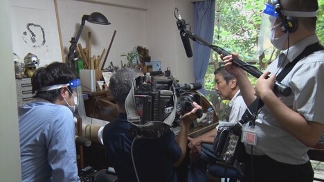 奥田瑛二のインタビュー風景。