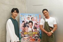 左から佐藤大志、市原隼人。