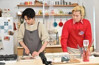 左から志尊淳、カズレーザー。