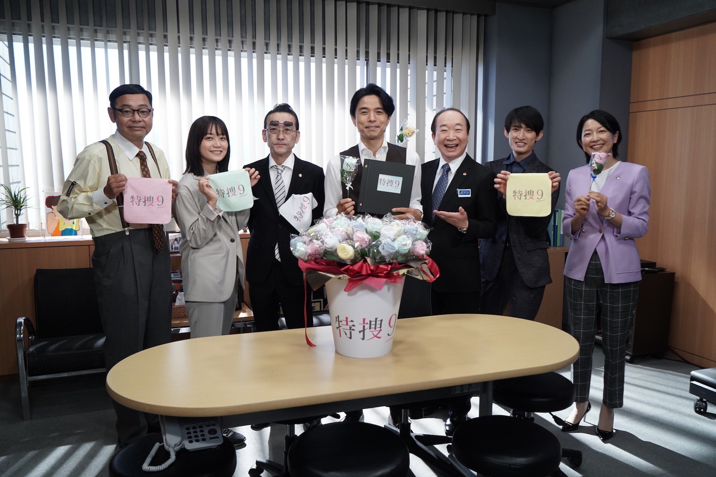 左から田口浩正、深川麻衣、吹越満、井ノ原快彦、中村梅雀、向井康二、羽田美智子。