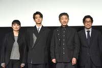 左から余貴美子、伊藤健太郎、小林薫、阪本順治。