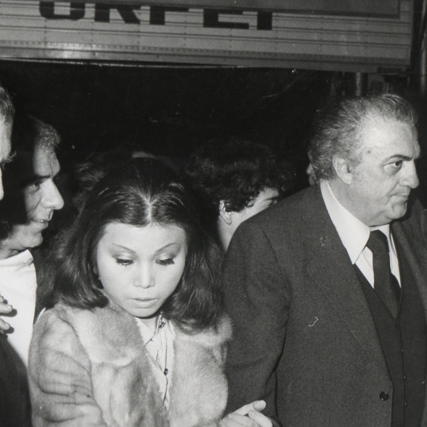 フェデリコ・フェリーニ（右）と吉崎道代（左）。