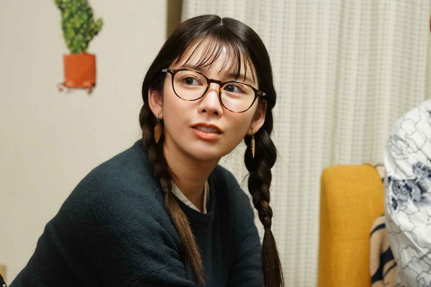 結城モエ演じる荒川ゆみ。