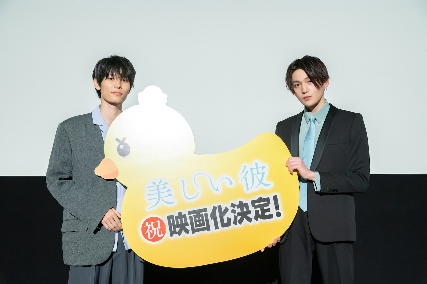 左から萩原利久、八木勇征。