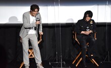 森川智之のフライトジャケット姿を見て思わず立ち上がる宮野真守。