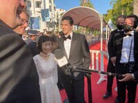 レッドカーペットでインタビューを受ける「キャメラを止めるな！」関係者たち。 (c)Getty Images