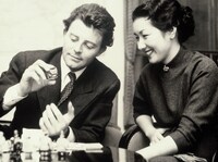 高峰秀子（右）とジェラール・フィリップ（左）。