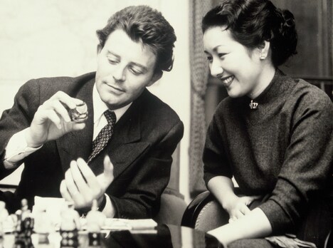 高峰秀子（右）とジェラール・フィリップ（左）。