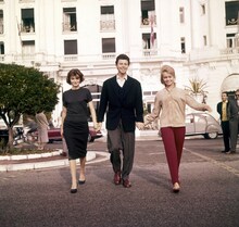 「モンパルナスの灯」で共演したアヌーク・エーメ（左）とカンヌを歩くジェラール・フィリップ（中央）。 (c)Photo by Getty Images