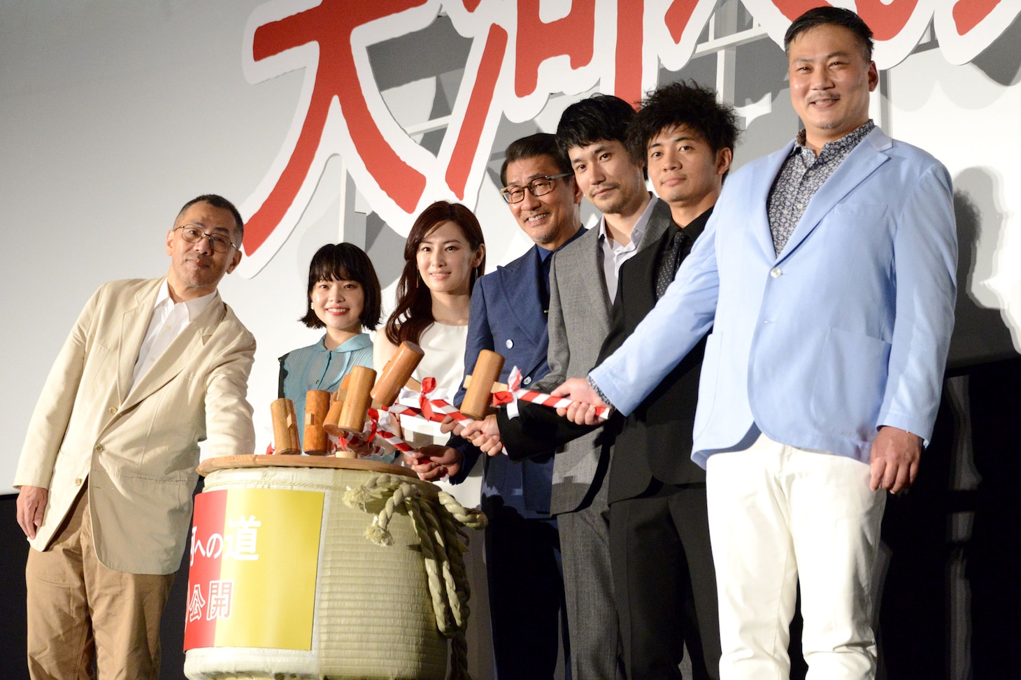 「大河への道」初日舞台挨拶にて、左から中西健二、岸井ゆきの、北川景子、中井貴一、松山ケンイチ、和田正人、田中美央。