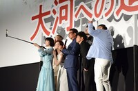 記念撮影する登壇者たち。