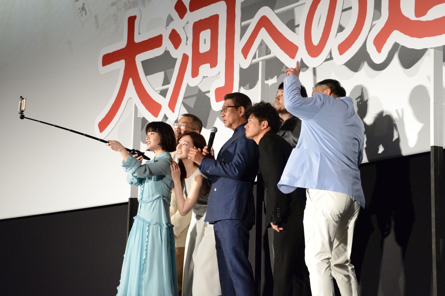 記念撮影する登壇者たち。