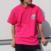 「ハケンアニメ！『運命戦線リデルライト』」ロゴTシャツ（税込3300円）の着用イメージ。