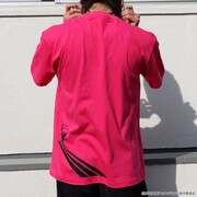 「ハケンアニメ！『運命戦線リデルライト』」ロゴTシャツ（税込3300円）の着用イメージ。