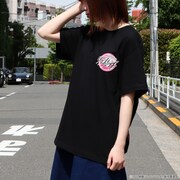 「ハケンアニメ！『運命戦線リデルライト』」ロゴTシャツ（税込3300円）の着用イメージ。