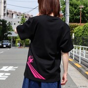 「ハケンアニメ！『運命戦線リデルライト』」ロゴTシャツ（税込3300円）の着用イメージ。