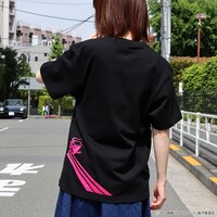 「ハケンアニメ！『運命戦線リデルライト』」ロゴTシャツ（税込3300円）の着用イメージ。