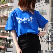 「ハケンアニメ！『サウンドバック 奏の石』」ロゴTシャツ（税込3300円）の着用イメージ。